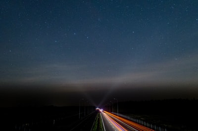 车辆在夜间道路
